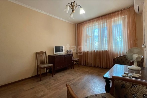 
   Продам 3-комнатную, 64.6 м², Уральская ул, 184

. Фото 2.