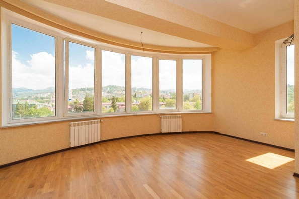 
   Продам 3-комнатную, 145 м², Ясная ул, 25А

. Фото 2.