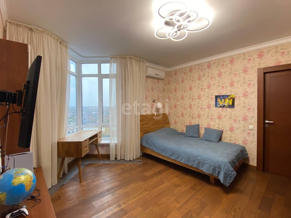 
   Продам 2-комнатную, 80 м², Кубанская Набережная ул, 31/1

. Фото 4.