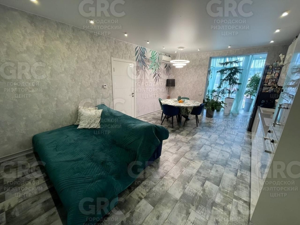 
  Продается 3-комн. квартира, 79.7 м², Туапсинская ул, д. 8
. Фото 5.