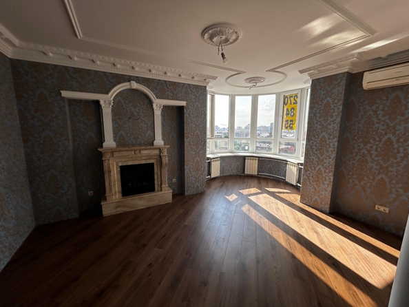 
   Продам 3-комнатную, 90 м², Крыловской пер, 10

. Фото 4.