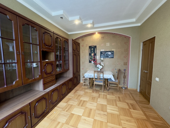 
   Продам 3-комнатную, 69 м², 28-я линия ул, 59

. Фото 2.