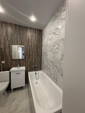 
  Продается 2-комн. квартира, 42 м², Комарова б-р, д. 1
. Фото 11.